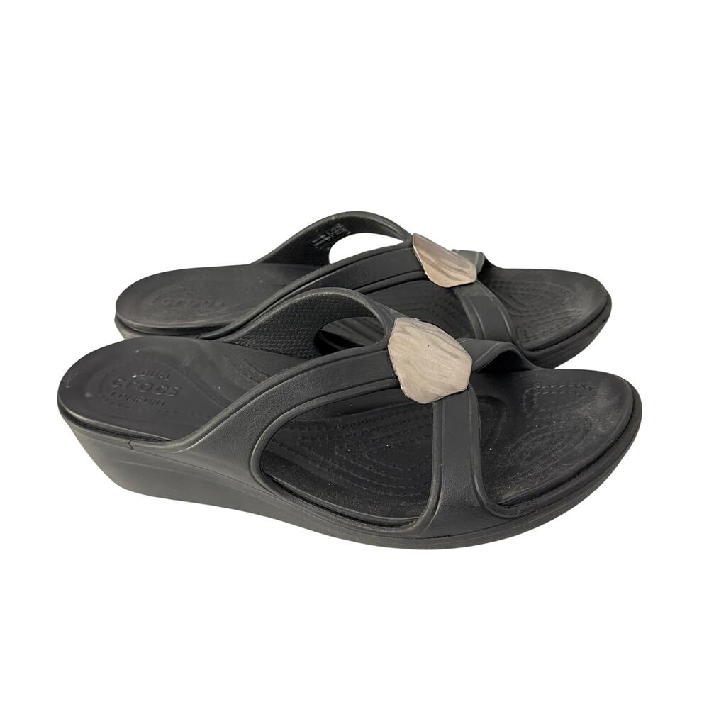 Crocs Sanrah Sandals Womens Size 9 Black Wedge Silver Hammered Medallion